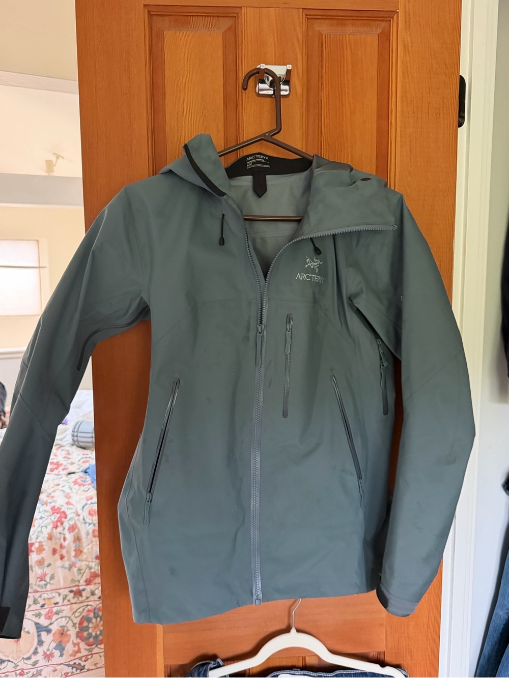 Arc'teryx women’s beta Waterproof Hooded shell  - gray - Picture 2 of 7